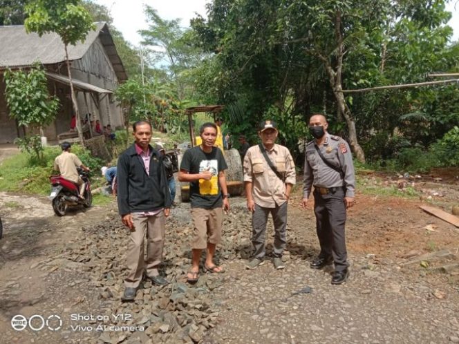 
					Desa Karang Mekar Laksanakan Pembangunan Dari Dana Desa Upaya Tingkatkan Perekonomian Masyarakat