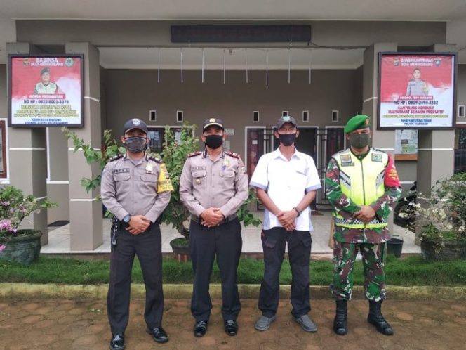 
					Sinergitas Bhabinkamtibmas Bersama Babinsa Pasang Papan Nama Dan Nomor HP