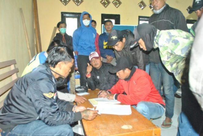 
					Kasat Lantas Polsek Cilawu Laksanakan Giat Program Polri Peduli Keselamatan 2020 Tahap Ketiga Ke Anggota Ojek dan Sopir
