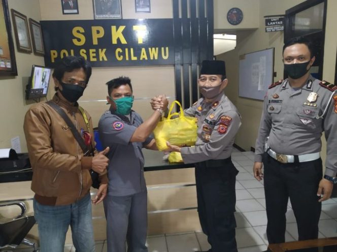 
					Kapolsek Cilawu Berikan Bingkisan Sembako Kepada Awak Media Dalam Rangka HUT Bhayangkara Ke-74