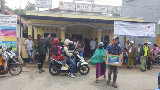 
					Pemdes Putatnutug Kec. Ciseeng Bagikan 235 Paket Sembako