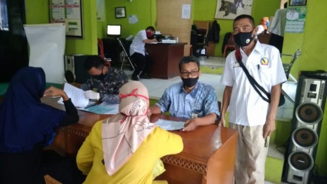 
					Tenaga Kesejahteraan Sosial Kecamatan Cibungbulang Kabupaten Bogor Salurkan Bantuan Pangan Non Tunai
