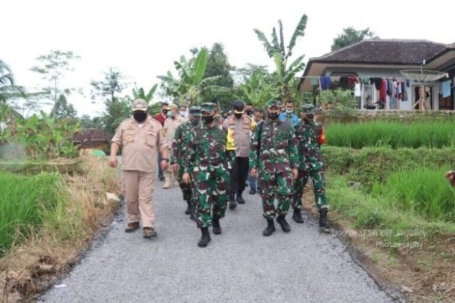 
					TMMD ke-108 Kodim 0622 Tahun 2020 Dilaksanakan di Desa Sukaluyu Kec Kalibunder  Pererat Kemanunggalan TNI dan Masyarakat