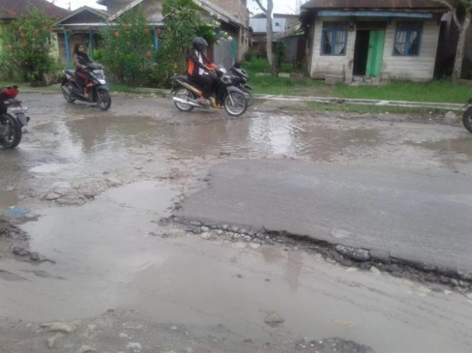 
					Jalan Pasar Baru Sangat Memprihatinkan Penuh Dihiasi Dengan Lobang