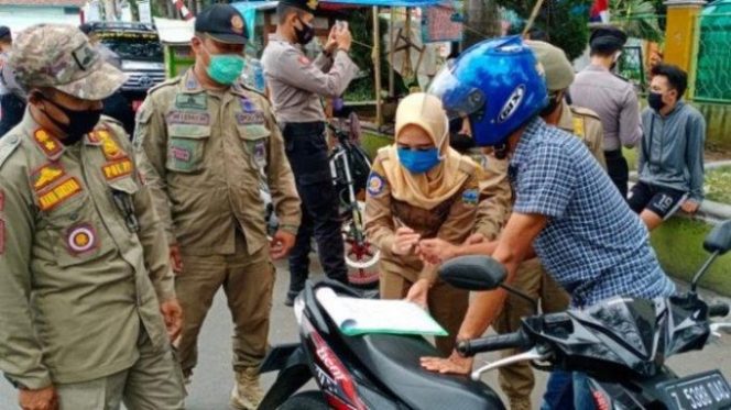 
					Petugas Gabungan Satpol PP dan TNI/Polri Garut Gelar Razia Masker