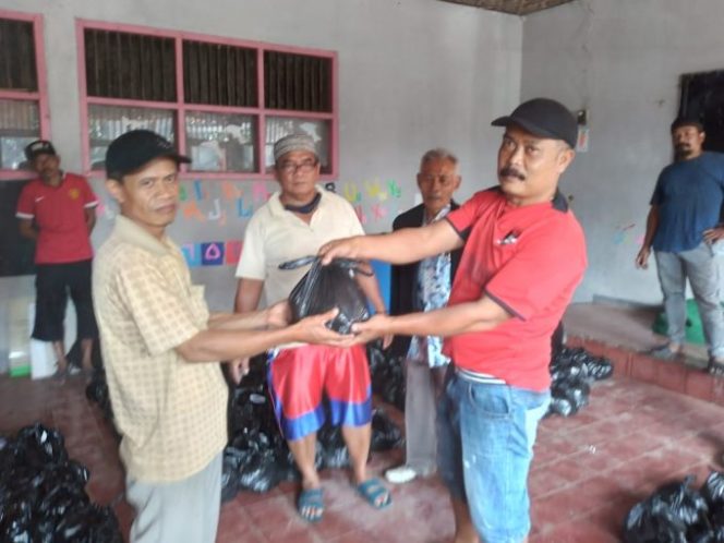 
					Panitia Qurban Idul Adha 1441 H RW 05 Kp.Pasanggrahan Ds.Kersamanah Distribusikan Daging Langsung ke Warga