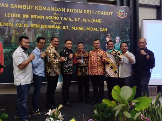 
					Lepas Sambut Komandan Kodim 0611 Garut Dari Letkol Erwin Agung, T.W.A, S.T,M.Tr.Han Kepada Letkol CZI,Dr.Deni Iskandar,S.T,M.Han, M.D.M,CAN