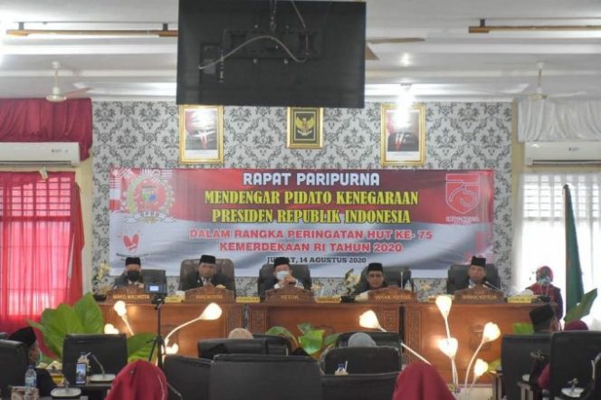 
					Wali Kota Bersama Wakilnya Hadiri Rapat Paripurna Istimewa Mendengarkan Pidato Kenegaraan Presiden RI