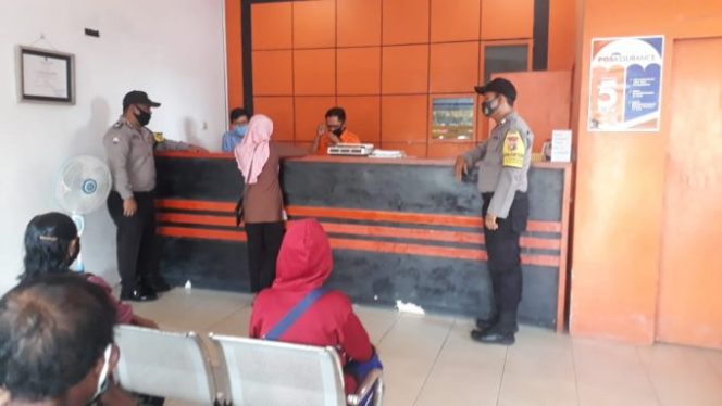 
					Bhabinkamtibmas Gantung Kawal Bantuan dari Kemensos RI