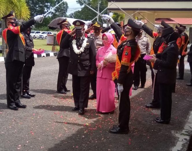 
					Pedang Pora Mengiringi Detik-Detik Akhir Masa Purna Bakti AKP U.N Sudarwis