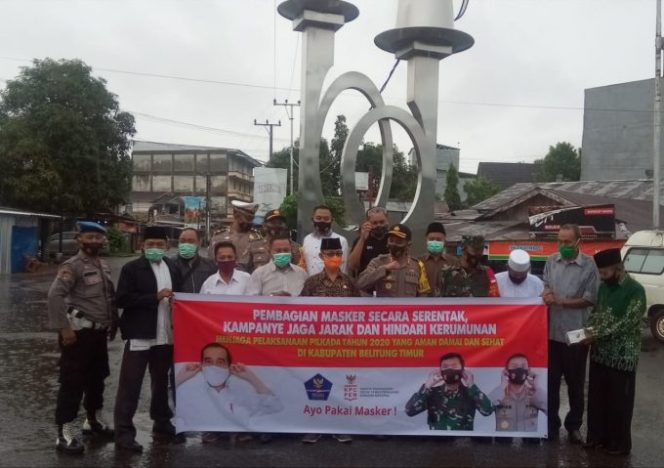 
					Kapolres Beltim, Forkopimda, Bawaslu, Tokoh Agama Dan Tokoh Parpol, Bagikan 15.000 Masker Secara Serentak