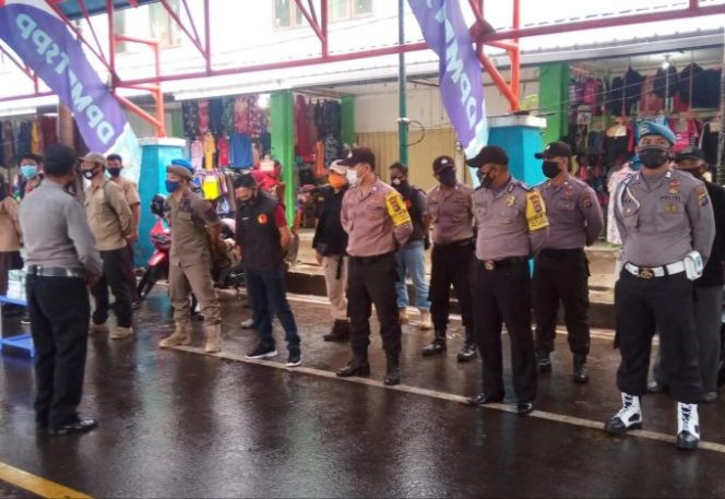 
					Kapolsek Manggar Bagikan Masker Gratis ke Masyarakat