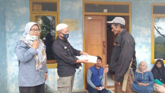 
					Kepala Desa Bojong Kec.Banjarwangi  Secara Simbolis Serahkan Kartu Tani