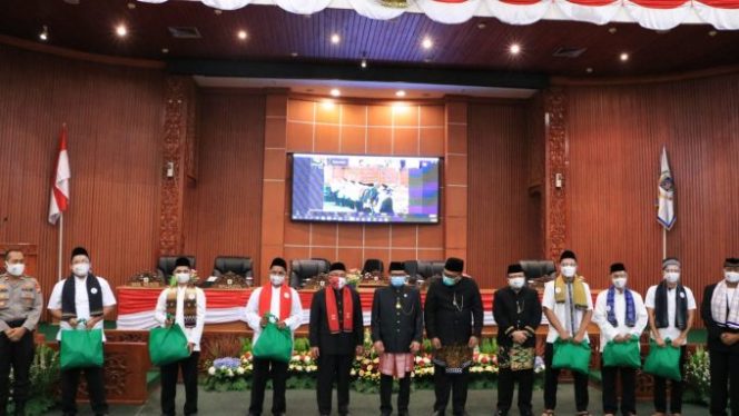 
					Rapat Paripurna Jawaban Wali Kota Depok Atas Pandangan Umum Fraksi DPRD kota Depok Terhadap 4 Raperda dan HUT DPRD Kota Depok