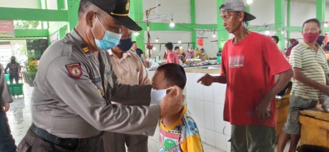 
					Dipasar Manggar Jajaran Polres Beltim Razia Masker