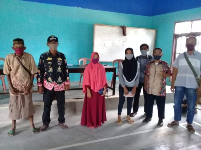 
					Kepala Kampung Kekatung Tulang Bawang Bagikan Bantuan Langsung Tunai Didampingi Sekdes Dan Bendaharanya