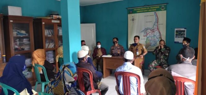 
					Desa Cinagara Kec. Malangbong Bagikan BLT-DD Alokasi September di Kantor Desa