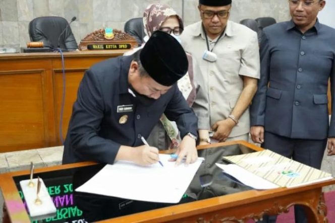 
					DPRD Kab. Garut Rapat Penandatanganan Persetujuan Pembentukan DOB Garut Utara