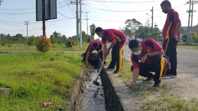 
					Polres Beltim Bersihkan Drainase di Seputaran Mako, Antisipasi Musim Penghujan