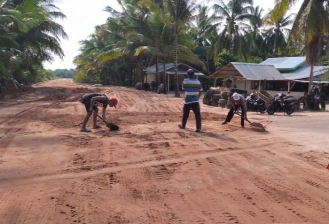 
					Warga Spontan Bersihkan Jalan Akibat Aktivitas Perusahaan Tambang