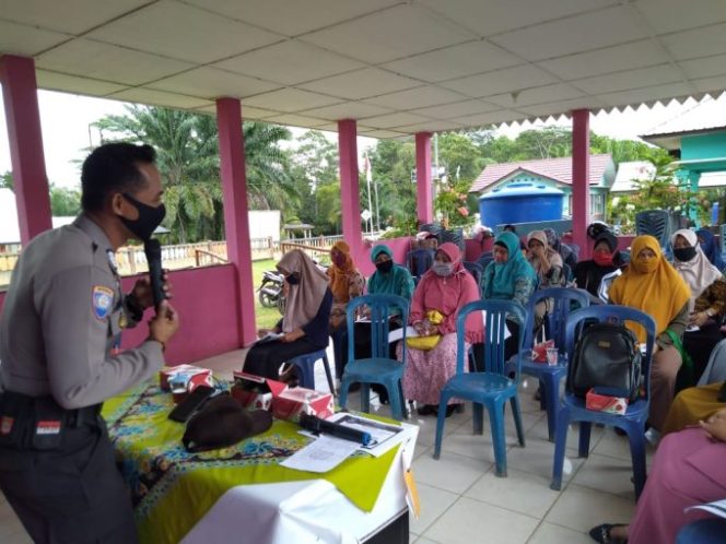 Bhabinkamtibmas Desa Mentawak Jadi Nara Sumber Sosialisasi Pola Asuh Anak & Remaja (PAAR)