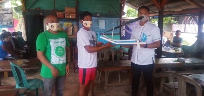 
					Nelayan Pantai Burung Mandi Hadiahkan Miniatur Perahu Kater Ke Yuri Kemal Fadlullah