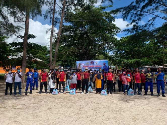 
					Kapolres Belitung Timur Berikan Tali Asih Kepada Masyarakat Pesisir Pantai, Meriahkan HUT Korps Polair Ke-70