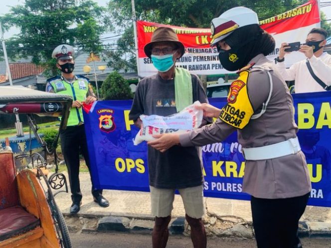 
					Kasat Lantas Polres Lampura AKP Muliawati N.K, SIP.S.I.K Pimpinan Bagikan Bingkisan Sembako Kepada Masyarakat