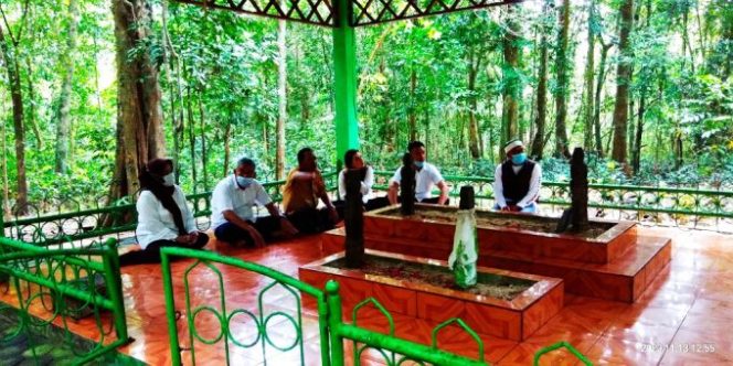 
					Yuri -Anca Kunjungi Makam Sejarah Raja Balok