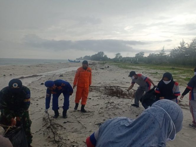 
					Luar Biasa Polairud Ajak Instasi dan Organisasi Masyarakat Bersihkan Pantai