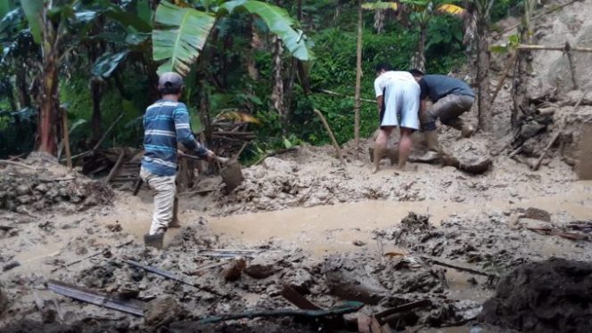 
					Akibat Hujan Deras, Rumah Warga di Kampung Cimanganten Desa Bantarkaret Tertimpa Longsor