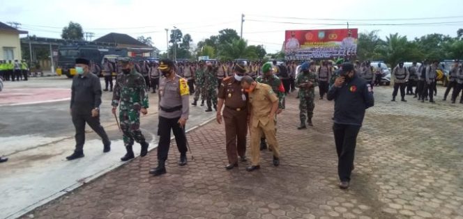 
					Kapolres Beltim Serahkan Langsung APD Kepada Petugas PAM TPS