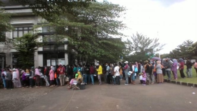 
					Penerima Manfaat Bansos Antri Panjang di Kantor Kec. Parung