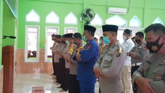 
					Rasa Simpatik Kapolres Beltim, Ajak Personilnya Shalat Ghaib Untuk Alm Syekh Ali Jaber