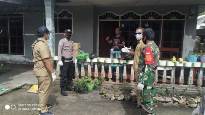 
					Bhabinkamtibmas dan Babinsa Serta Perangkat Desa, Salurkan Bantuan Logistik Pada Warga Yang Isolasi Mandiri