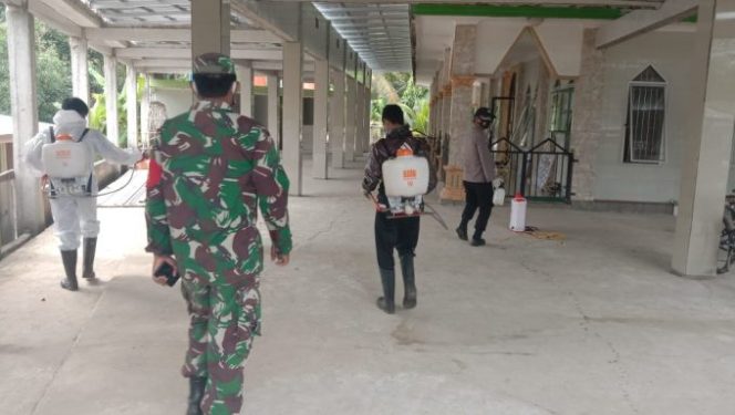 
					Bhabinkamtibmas dan Babinsa Serta Perangkat Desa Selingsing Semprotkan Disinfektan di Pasilitas Umum