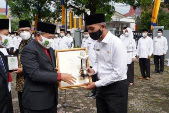 Bupati Garut Berikan Penghargaan Pada Hari Amal Bakti Ke-75