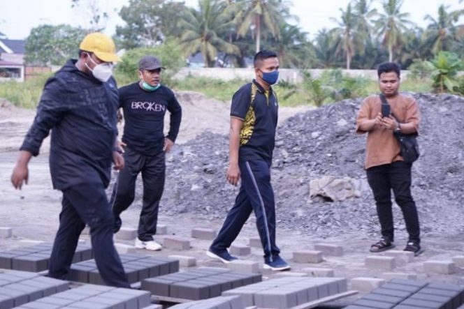 
					Disela Kegiatan Berolah Raga, Wali Kota Tanjungbalai Kunjungi Usaha Pembuatan Paving Block