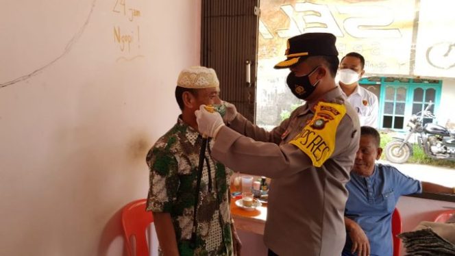 
					Masa Pandemi Semakin Merabak, Polres Belitung Timur Bagikan 1900 Masker dan Paket Sembako