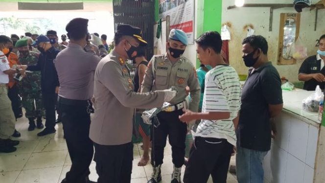
					Blusukan di Pasar Lipat Kajang, Kapolres Pasangkan Masker Kemasyarakat