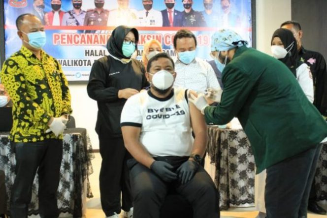 
					Wali Kota Tanjungbalai Bersama Forkopimda dan Perwakilan Masyarakat Terima Suntik Pertama Vaksin Covid-19