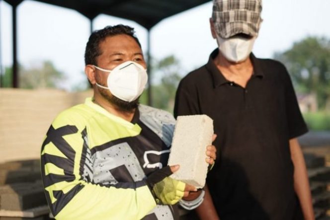 
					Saat Gowes, Wali Kota Tanjungbalai Sambangi Sentra Usaha Paving Block Sei Raja