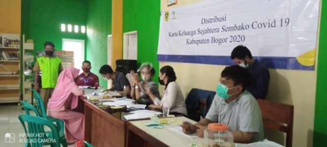
					Hindari Kerumunan, Jadwal Penyaluran KKS di Desa Parakanmuncang di Jaga Jarak