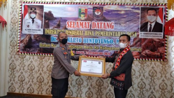 
					Bersama Forkopimda, Kapolres Tanggamus Terima Penghargaan Keberhasilan Pilkakon 2020