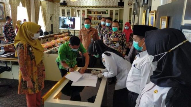 
					Bupati Tanggamus, Hj. Dewi Handajani Lantik dan Serahkan SK Pada 185 Orang PPPK