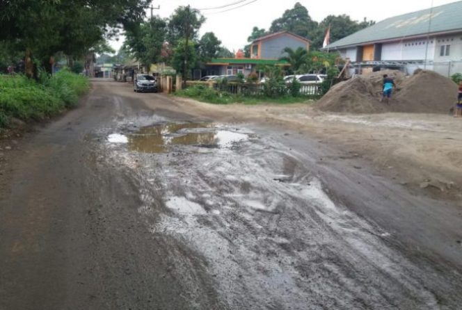 Belum Lama Diperbaiki, Jalan Cibadung Gunung Sindur Dipertanyakan Warga