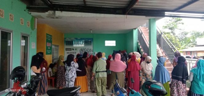 
					Kerumunan Warga Dikantor Desa Cimanggu Dua Terkesan Abaikan Prokes