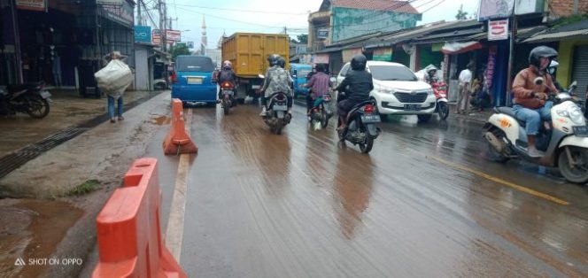 
					Awas.! Jalan Raya Cibungbulang Becek dan Licin
