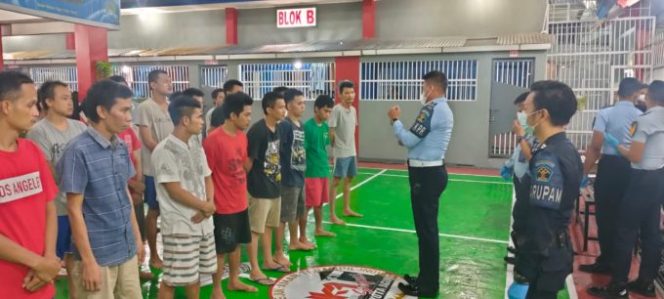 
					Warga Binaan Pemasyarakatan Rutan Negara Kelas II B Kota Agung di Tes Urine