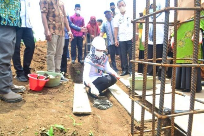 
					Bupati Lakukan Peletakan Batu Pertama Pembangunan Ponpes Sabilil Muttaqin Gisting
